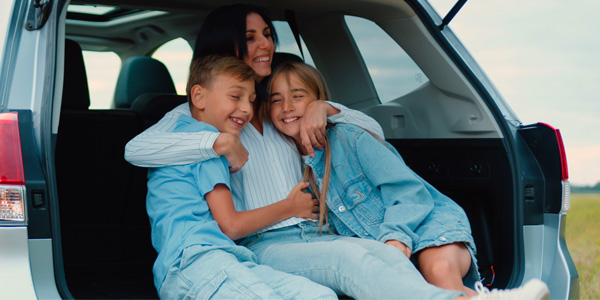 Auto-Refi-Family-in-Hatchback